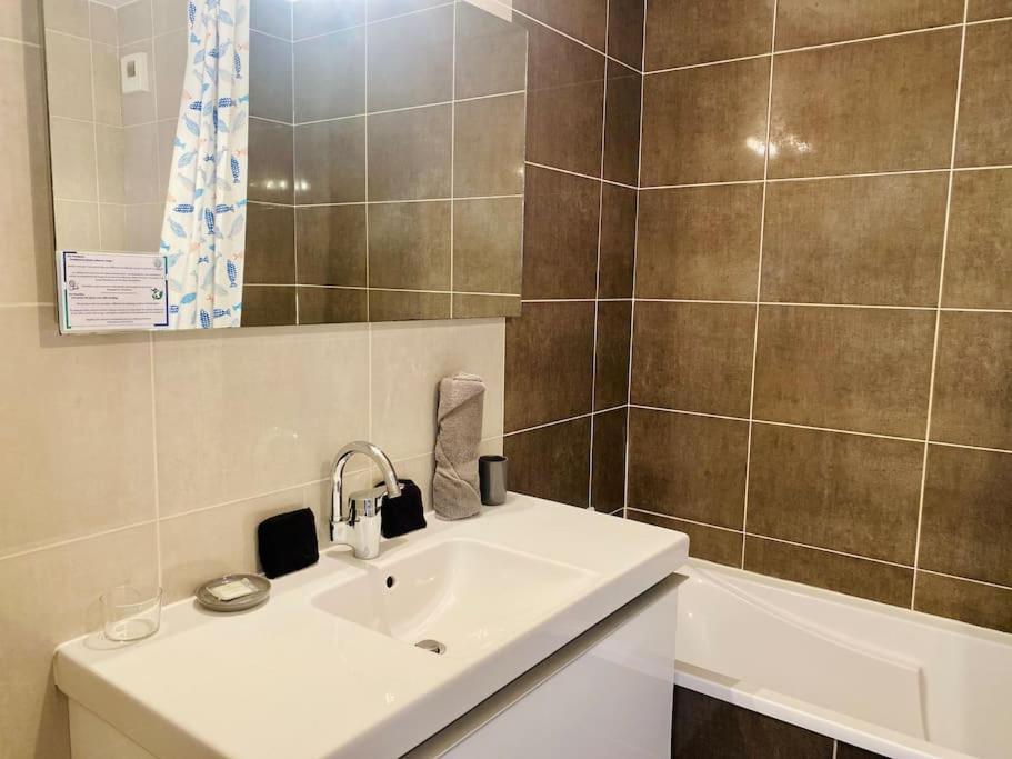 "Loulou" T1 Moderne Et Lumineux, Centre Ville, Wifi, Parking Sete Luaran gambar